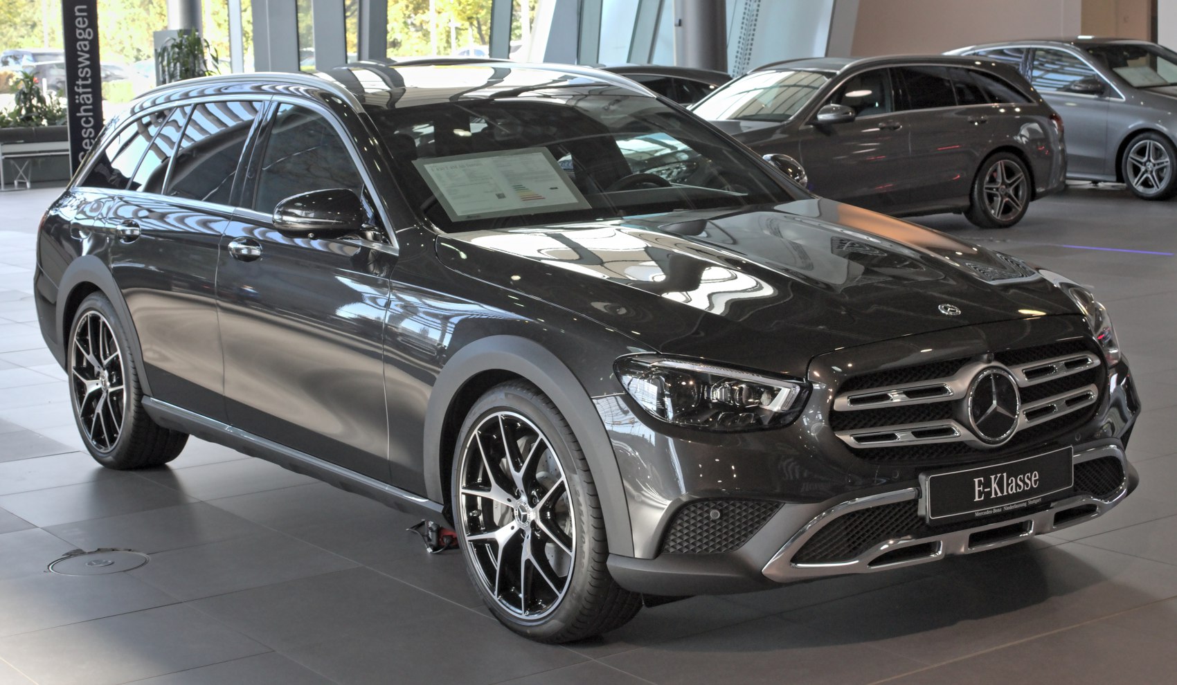 Alexander Migl, CC BY-SA 4.0 <https://creativecommons.org/licenses/by-sa/4.0>, via Wikimedia Commons Foto Mercedes-Benz Classe E