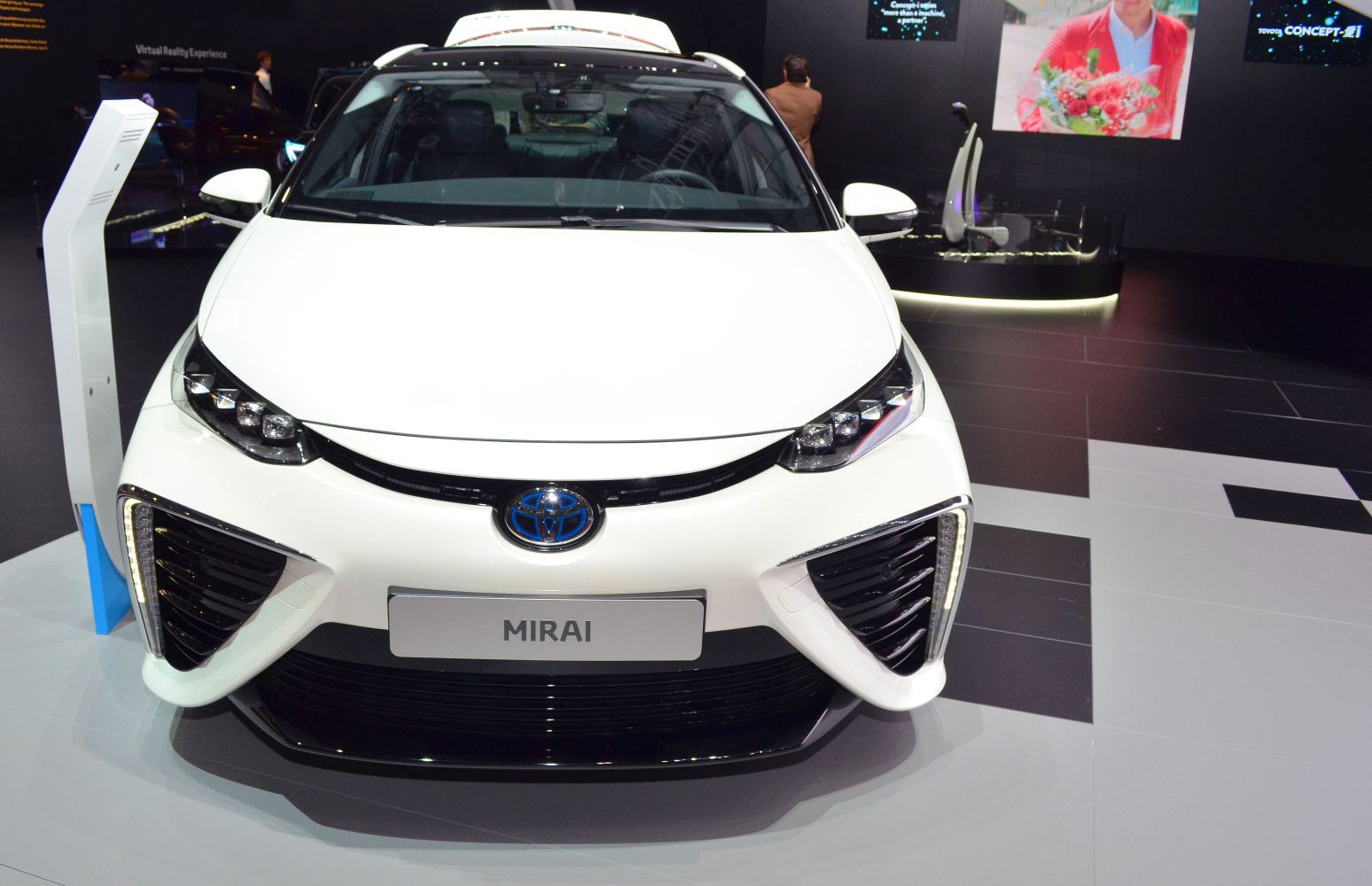 © www.Auto-Data.net Foto Toyota Mirai