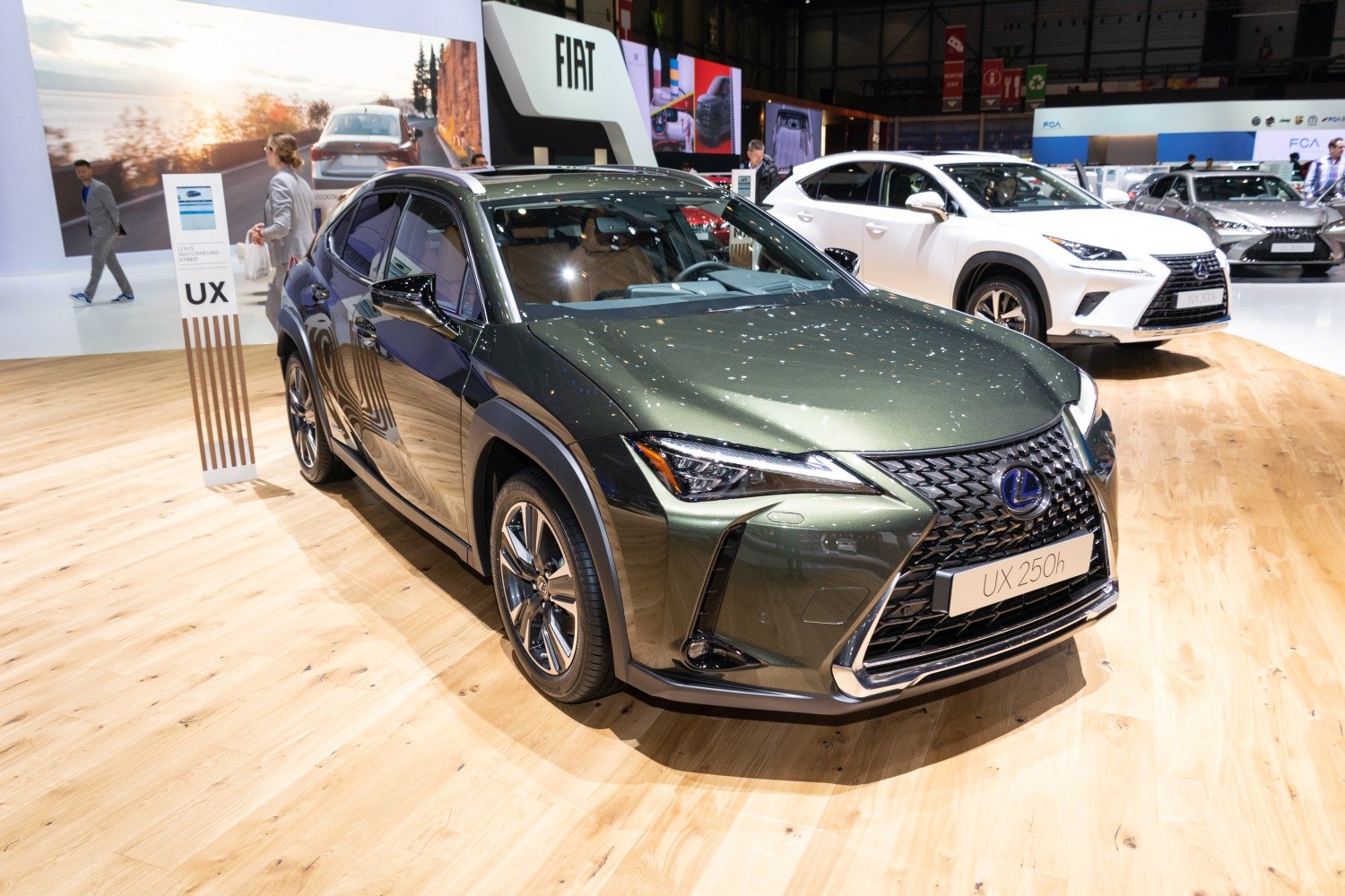 © www.Auto-Data.net Foto Lexus UX